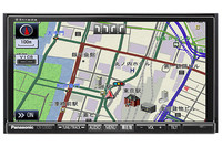 スッキリした印象の強い「CN-S300D」の地図。というのも、縮尺変更など比較的よく使う操作ボタンもまとめて格納できる「フルスクリーンマップ」を採用しているから。必要な時は左下の「ON」を押して右側に展開する。
