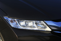 LEDヘッドライト（ロービーム）が標準装備となる（ベースグレードの「HYBRID DX」を除く）。