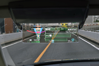 首都高を走行中のHUDの表示。ICなどの施設をリスト表示する。ルート走行時は通過予想時刻も出る。