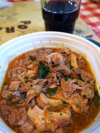 フィレンツェといえば、トマトソースで食べる名物のランプレドット（牛の第4胃）。