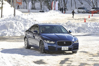 比較テスト用として用意された「ジャガーXE」。こちらはFRだが、安定した挙動を見せていた。