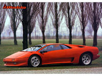 「ランボルギーニ・ディアブロ」
    「カウンタック」の後継車として1990年から2001年まで生産されたモデルで、クーペとロードスターがあった。ミドに置かれたエンジンは5709ccのV12で、最終型では5992ccまで拡大された。