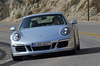 ライトハンダーを行く「911カレラ4 GTS」。標準的な911カレラより車高が10mm低く設定されており、PASMが標準で備わる。