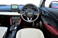 ドライバーが運転に集中できる空間であることに加え、上質感の表現がインテリアのテーマ。ドライバーのアイポイント高は「デミオ」より50mm高い約1250mm。