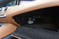 「Sクラス クーペ」には、空気清浄機能に加えて、車内を好みの香りで満たす「パフュームアトマイザー」が備わる。写真はそのカートリッジの取り付け部。グラブボックス内に設けられている。