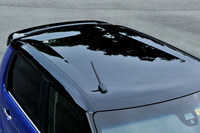 ローダウン仕様のルーフは標準仕様とは完全に別のパネルとなる。左右と後端が盛り上がった独特のプレスが施されている。さらに、ルーフアンテナの位置がルーフ後端から右のAピラー付近に移されている。
    