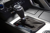 「Z06」には7段MTと8段ATの2種類のトランスミッションが用意されるが、日本仕様のコンバーチブルで選べるのは8段ATのみとなる。