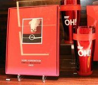 ジュネーブショーで発見したオペル「OH!」キャンペーン関連グッズの数々。フォトグラファーとしても知られるカール・ラガーフェルドによる写真集は、27スイスフラン（約3300円）。Karl（カール）つながりで起用されたことは明らかだ。