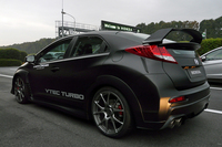 4本出しのマフラーがすごみを感じさせるリアビュー。ちなみにインテリアは撮影NGだった。試乗車の内装は本文で紹介されている通りだが、これが市販車にどこまで反映されるかは、今のところ未定とのこと。
    