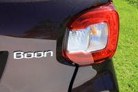 エントリーグレードで115万200円という価格を実現した「ダイハツ・ブーン」。競合しそうな国産コンパクトのエントリーグレードを見ると「日産マーチS」が115万1280円、その他のモデルは軒並み130万円超となる。