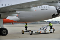 JetStarのエアバスA320を移動させる「パワー・プッシュバック・ユニット」（PPU）と呼ばれる特殊車両。