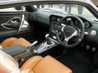 レッドゾーンに入ると針の色が変化するタコメーターや、タッチパネル式のスクリーンなど、コクピットまわりには現代的なメカニズムも。