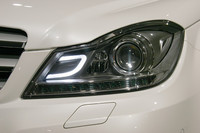 ヘッドライト内には「C」シェイプのLEDポジションライトが備わる。