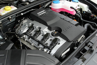 新しく投入された2リッター直噴ターボエンジン。
	 