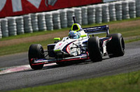 
	フォーミュラニッポン5戦目にしてようやく勝利をつかんだ本山。2004年、F1を夢見て挫折した彼の復活は、誰もが待っていたことだろう。
	 