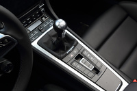 トランスミッションにはデュアルクラッチ式ATの7段PDKと6段MTが設定されている。