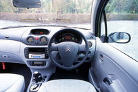 高めの全高と大きなフロントスクリーンによる、ルーミーで開放感あるインテリアもジマン。