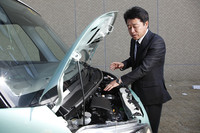 エンジンやパワートレインについてのこだわりを語る熊谷さん。高効率のパワーユニットや軽量なボディー、ブレーキ回生システムに代表されるエネルギーマネジメント技術などの投入により、燃費は自然吸気のFF車で29.0km/リッター（JC08モード）を誇る。