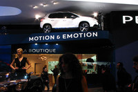 ブースの片隅に位置するグッズ販売コーナーの上にも、「プジョー2008」の姿が。