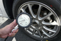 エアゲージの針に注目。ランフラットタイヤは、空気圧がゼロの状態でも、頑丈なサイドウオールにより、これだけのハイトを保っていられるのだ。