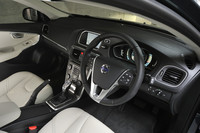 ボルボらしいソフトな造形のインテリア。インパネの中央には、定番の「フローティングセンタースタック」が据えられる。