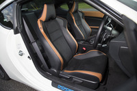 上級グレード「GT“リミテッド”」の前席。表皮はアルカンターラと本革のコンビで、サイドサポート部のカラーは、ブラック、レッド、タン（写真）が選べる。