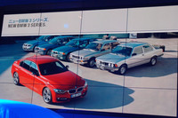 発表会場でのスライドから。新型の奥に見えるのが、1975年に誕生した初代（写真右端）以下、歴代の「3シリーズ」。