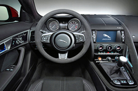 「Fタイプ S クーペ」（6MT）のインテリア。