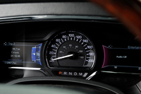 メーターは速度計の左右にマルチインフォメーションディスプレイを備えた単眼式。走行モードの切り替え機構などは、こちらのディスプレイとステアリングスイッチで操作する。