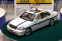 アオシマの1/24セルシオ個人タクシー。行灯やタクシーメーターはもちろん、レースのシートカバーまで再現されている。車高調整も可能。2310円で10月下旬発売予定。