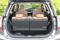 3列目シートは床下格納式で、背もたれを倒してから手前側に落とし込んで収納する。2列目シートもたためば広々とした空間が得られる。（写真をクリックすると、シートアレンジが見られます）