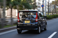 試乗会場となったホテルの周辺を走る「GRレジェーラ」を装着した「ダイハツ・ムーヴ」。現在こうした軽乗用車に標準装着されるタイヤは、「ブリヂストン・エコピアEP150」や「ダンロップ・エナセーブEC300＋」といった低燃費タイヤが主流となっている。