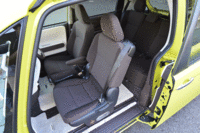 テーブルモード時は最大で700mmスライドする助手席。（写真をクリックすると助手席のアレンジが見られます）