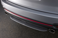 STI製のアンダースポイラー。マフラーには専用の大径マフラーカッターを装着している。
    