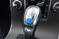 トランスミッションはアイシン・エィ・ダブリュ製の8段AT。セレクターのノブにポールスターのロゴが入る。