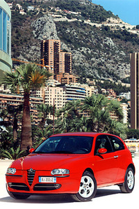 アルファ147は、156のプラットフォームを切りつめ、49mm短い2546mmのホイールベースに、3/5drのハッチバックボディを載せたモデル。本国では、1.6リッター(105psまたは120ps)、2リッター(150ps)、1.9リッターディーゼルターボ(110ps)というエンジンラインナップをもつ。