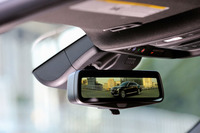 車両後方の様子を確認するための「リアカメラモニター」。鏡のルームミラーに比べて、およそ3倍の視野が得られるという。