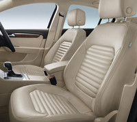 デザインが新しくなったシートは、標準モデルでも運転席には2ウェイパワーシート、ランバーサポートを標準装備。シート表皮は、「コンフォートライン」はファブリック、「ハイライン」はナパレザーが備わる。