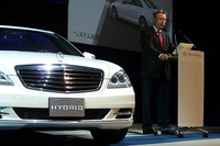 ハイブリッドシステムの説明のため来日した、レオポルド・ミクリッチ、ダイムラーAG バイス・プレジデント。数週間後に発表される「ML450ハイブリッド」をはじめ、いくつかのハイブリッドモデルを出す予定があるという。