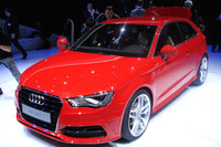 今後の自動車界の流れを左右すると見られる新型「アウディA3」。ヘッドランプのデザイン処理によって、“A1顔”に近づいた。