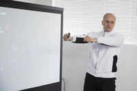 ドライビングポジションの重要性を説くスクアドラコルセのフィリッポ・ザドッティ先生。講義は英語で進められた（通訳付き）。
    