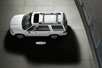 乗降時に足元を照らすプロジェクションランプや、自動で展開、格納するパワーランニングボード、パワーテールゲートなどの快適装備も採用されている。
    