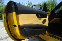 イエローがあしらわれたアルカンターラのドアトリム。
