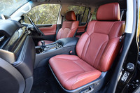 シート表皮にはセミアニリン本革を採用。内装色には「アイボリー」「ブラック」「サンフレアブラウン」「メローホワイト」「ガーネット」の5種類が用意される。