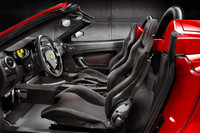 レーシィな雰囲気満点、スクーデリア・スパイダー16Mのコクピット。