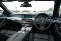 アルミのインテリアトリムはオプションのMスポーツパッケージ（49万円）に含まれる。