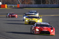 「GT-Rスペシャルバトル」。ナンバー1を付けた「ザナヴィ・ニスモGT-R」を先頭に、今季のGT500を戦ったR35GT-Rが4台続く。当然ながら速さでは圧倒的だったが、ハンディレースを制したのは、最後尾に見える93年GT500仕様の「ザナヴィ・ニスモGT-R」（R34）だった。