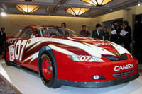 アメリカ人のハートを掴んで離さないNASCARシリーズ。トヨタは今年、そのトップカテゴリー、ネクステルカップに「カムリ」で参戦を始めた。