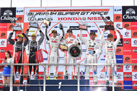 GT300クラス表彰式の様子。1、2位の「GT-R」勢に続く3位には、No.7 Studie BMW Z4（ヨルグ・ミューラー／荒 聖治組）が入った。
    