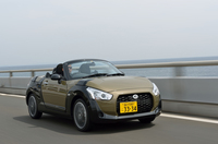 「コペン エクスプレイ」の燃費値（JC08モード）は、5段MT車で22.2km/リッター。CVT車は、より良好な25.2km/リッターを記録する。